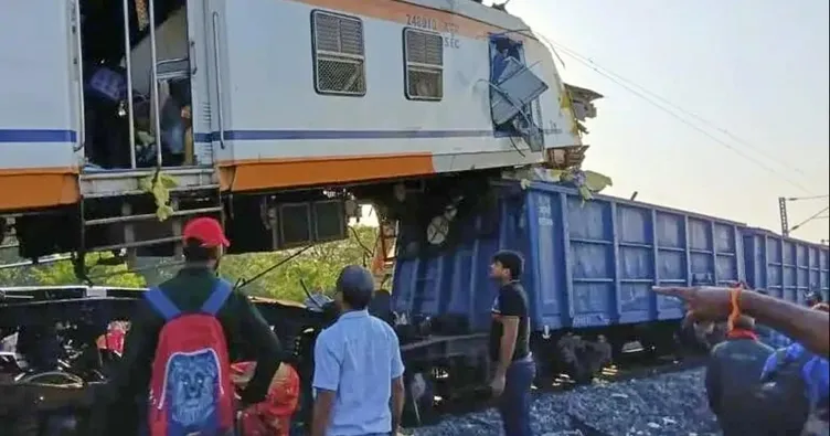 Hindistan’da art arda tren kazaları: 17 ölü