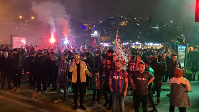 son-dakika-kadikoyde-trabzonspor-taraftarina-saldiri-1651355938731.jpg