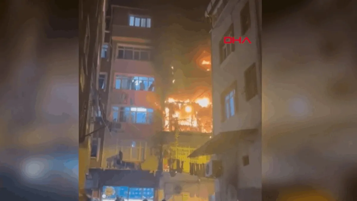 Beyoğlu’nda kız isteme merasimi faciaya dönüşüyordu: Havai fişek yangın çıkardı, 6 kişilik aile kurtarıldı! Beyoğlu’nda kız isteme merasimi faciaya dönüşüyordu: Havai fişek yangın çıkardı, 6 kişilik aile kurtarıldı!