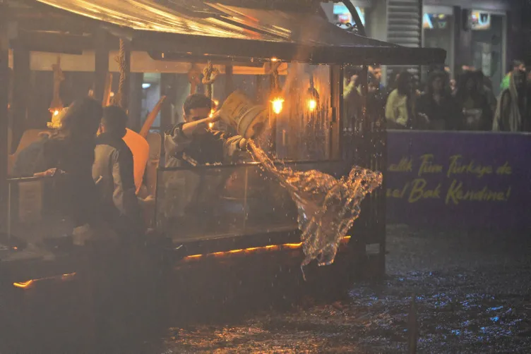 Ankara'yı sağanak vurdu! Sokaklar göle döndü, giriş katları ve metroyu su bastı! O anlar kamerada