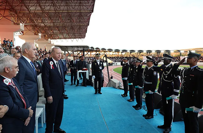 baskan-erdogan-yeni-mezun-polislere-seslendi-pusulaniz-vicdan-hedefiniz-adalet-olsun-1782412354630.jpeg Başkan Erdoğan yeni mezun polislere seslendi: Pusulanız vicdan, hedefiniz adalet olsun