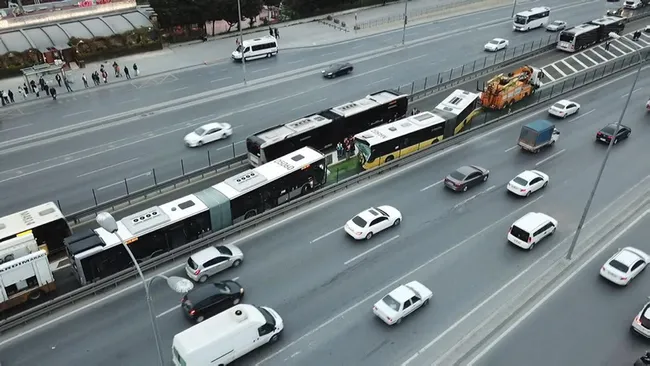 istanbul-beylikduzunde-iki-metrobus-carpisti-cok-sayida-yarali-1651255566209.jpg