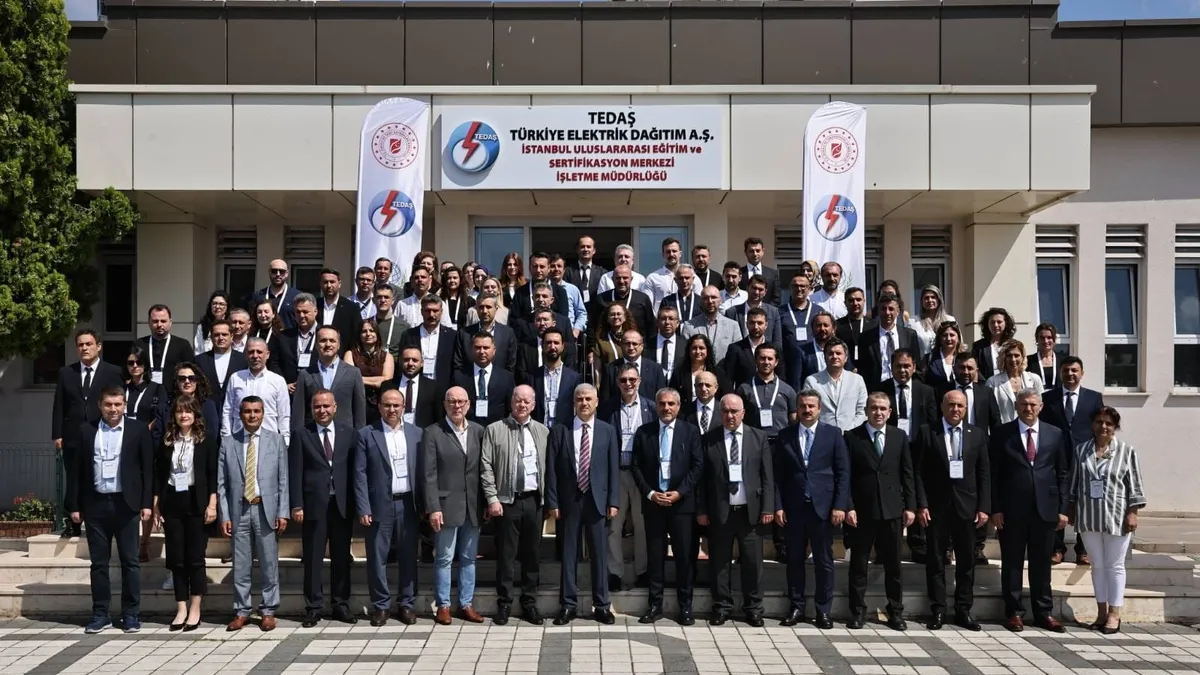 TEDAŞ ve ISSA iş birliğiyle düzenlenen Vision Zero sempozyumu kapsamında bir konuşma yapan yetkili.