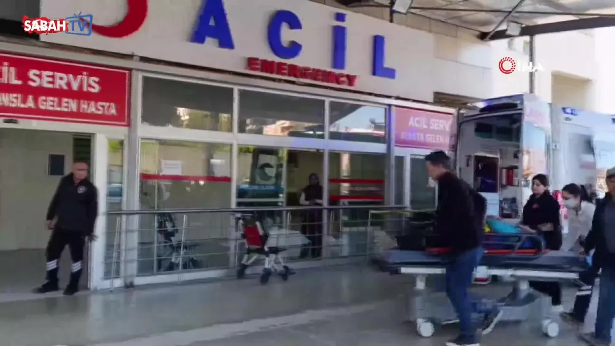 Adana’da tarım işçilerini taşıyan minibüs devrildi: 15 yaralı | Video videosunu izle Adana’da tarım işçilerini taşıyan minibüs devrildi: 15 yaralı | Video videosunu izle