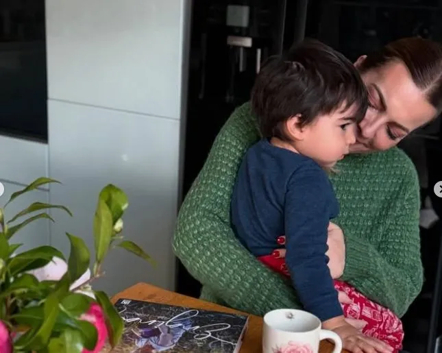 Kıskandıran aşktan yeni kareler! Burcu Kara evlilik yıldönümünü böyle kutladı: Bu hayata el ele...