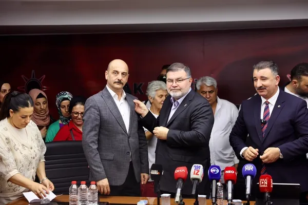 ak-partili-saygili-farkli-partilerden-ak-partiye-katilan-370-kisiye-rozet-takti-1782565855981.jpg