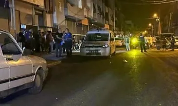Adana'da iki grup arasında çıkan silahlı kavgada yoldan geçen 1 kişi ölürken evinin damında oturan 1 kadında yaralandı. #adana