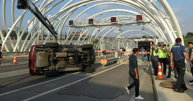 Avrasya Tüneli girişinde kaza; 3 gişe trafiğe kapatıldı