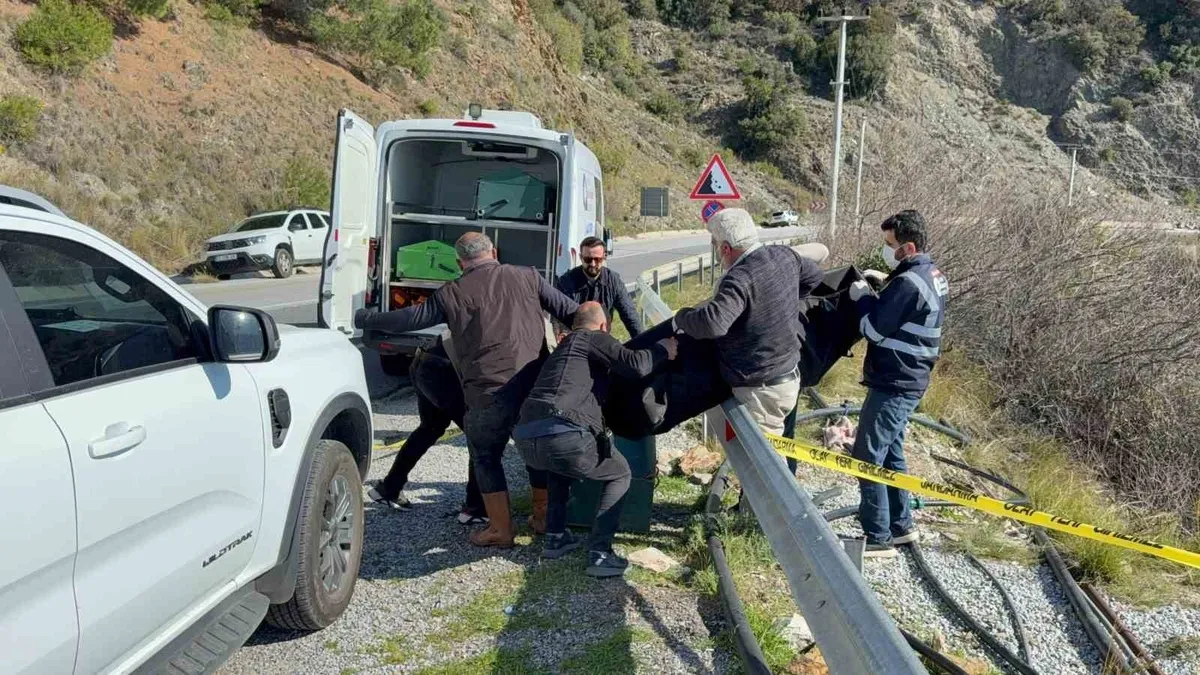 Genç kadını boğup yol kenarına attılar Genç kadını boğup yol kenarına attılar