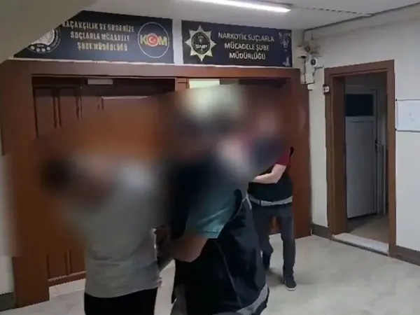 kiralik-ofiste-uyusturucu-ticaretine-polis-baskini-3-gozalti-1782720559494.jpg