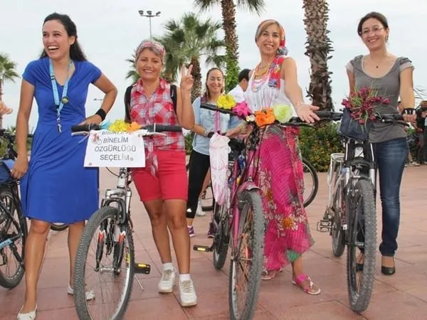 'Süslü kadınlar' yollarda