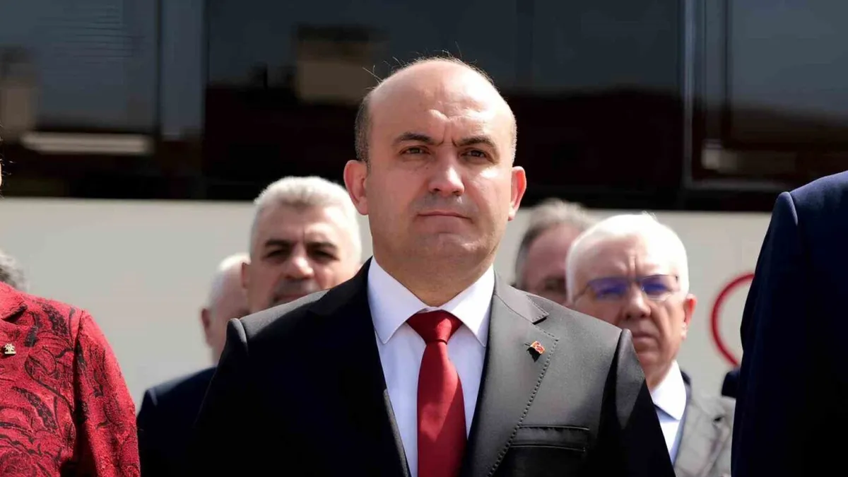 AK Parti’den CHP’li belediyeye Porsuk Çayı tepkisi: “Bahane üretmeyi bırakın, temizleyin!” AK Parti’den CHP’li belediyeye Porsuk Çayı tepkisi: “Bahane üretmeyi bırakın, temizleyin!”