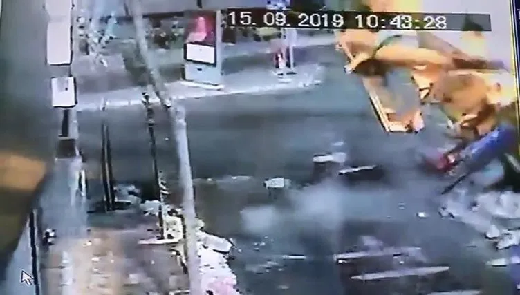 Beşiktaş’ta yokuş aşağı inerken devrilen beton mikseri kamerada