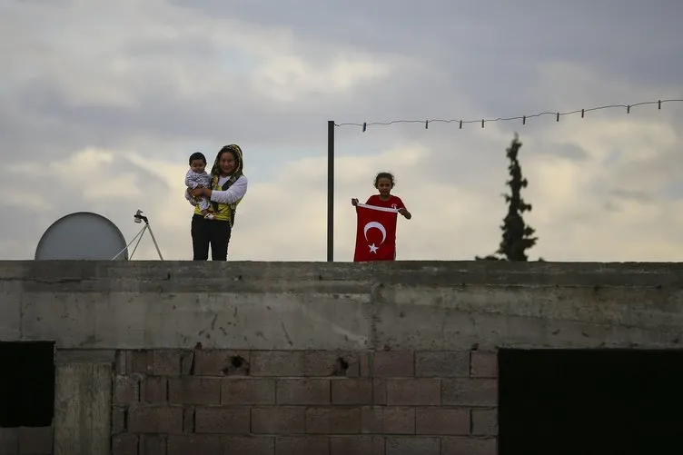Suriye sınırındaki evlere Türk bayrağı asıldı!