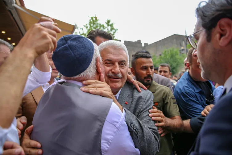 Binali Yıldırım, Sur ilçesinde esnafı ziyaret etti