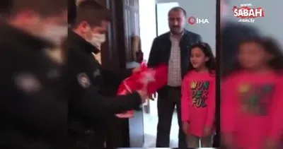 Polis, bayrağı olmadığı için 23 Nisan kutlaması yapamayan çocuğa bayrak hediye etti | Video
