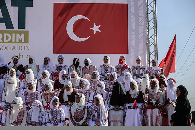 gazzede-203-genc-toplu-nikahla-dunya-evine-girdi-1766085649542.jpg Gazze'de 203 genç toplu nikahla dünya evine girdi
