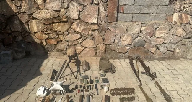 Bitlis kırsalında silah, mühimmat ve yaşam malzemeleri ele geçirildi Bitlis kırsalında silah, mühimmat ve yaşam malzemeleri ele geçirildi