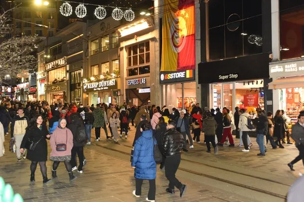 taksim-meydaninda-onbinler-yeni-yila-girdi-1767217759582.jpg