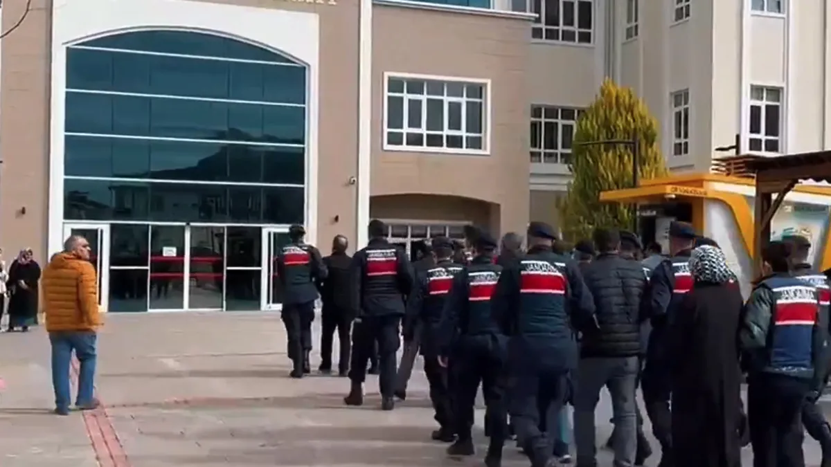 22 ilde FETÖ’ye KISKAÇ-38 operasyonları: 45 gözaltı 22 ilde FETÖ’ye KISKAÇ-38 operasyonları: 45 gözaltı