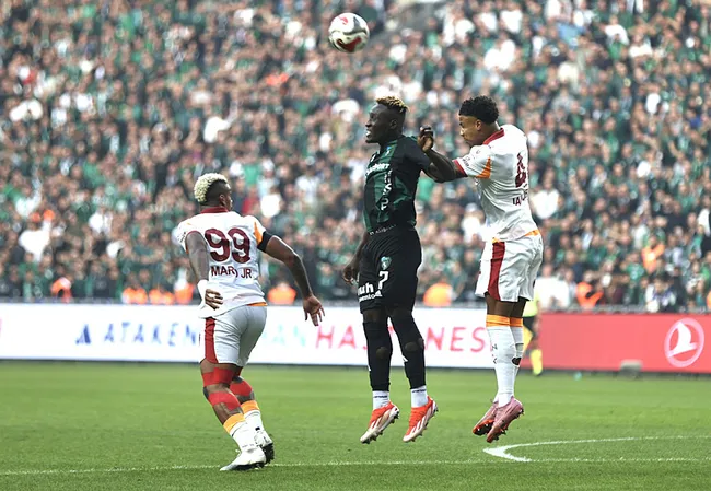 galatasaray-kocaelispor-deplasmaninda-macta-ilk-yari-sona-erdi-1762700827586.jpeg