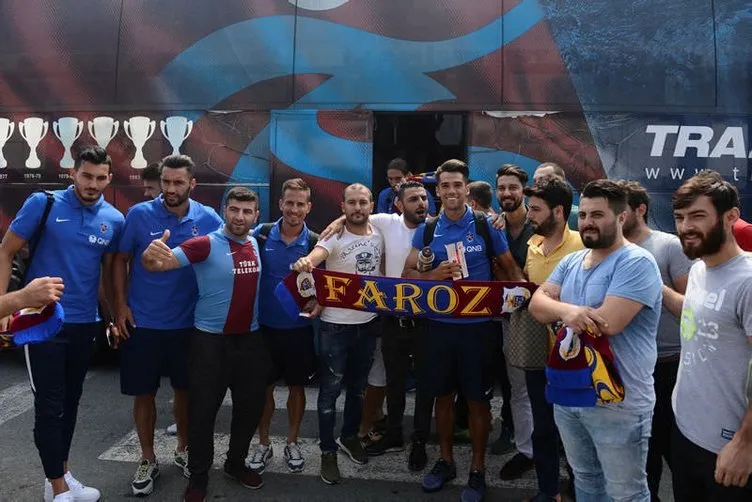 Trabzonspor, İstanbul’a meşalelerle uğurlandı