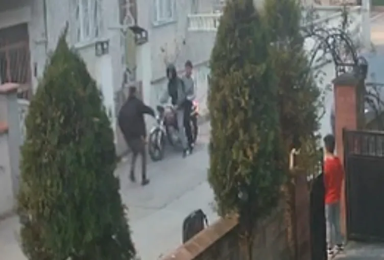 Bursa’da korku dolu anlar: Motosikletli şahıslar sohbet eden kızlara ateş etti!