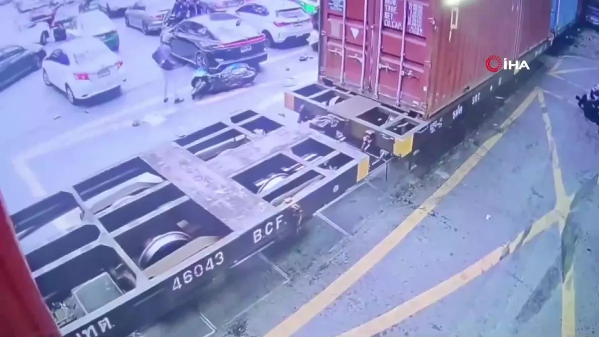 Tayland’da hemzemin geçit faciası kamerada: 8 ölü | Video videosunu izle Tayland’da hemzemin geçit faciası kamerada: 8 ölü | Video videosunu izle