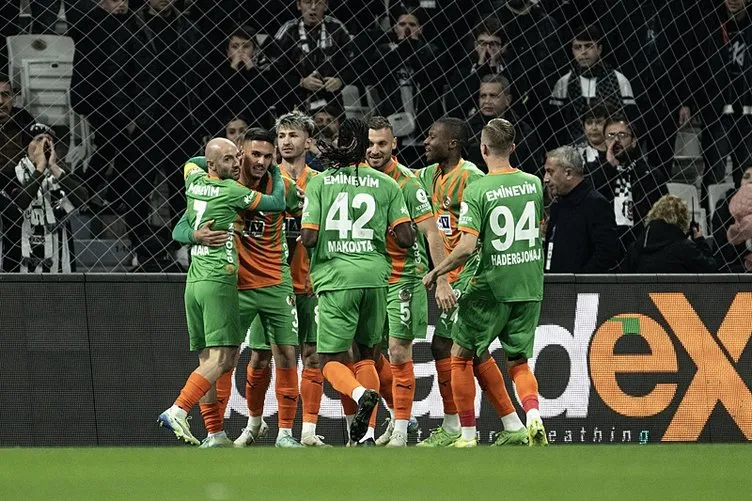 Son dakika haberleri: Beşiktaş - Alanyaspor maçında taraftar isyan etti! Tüm takıma büyük protesto...