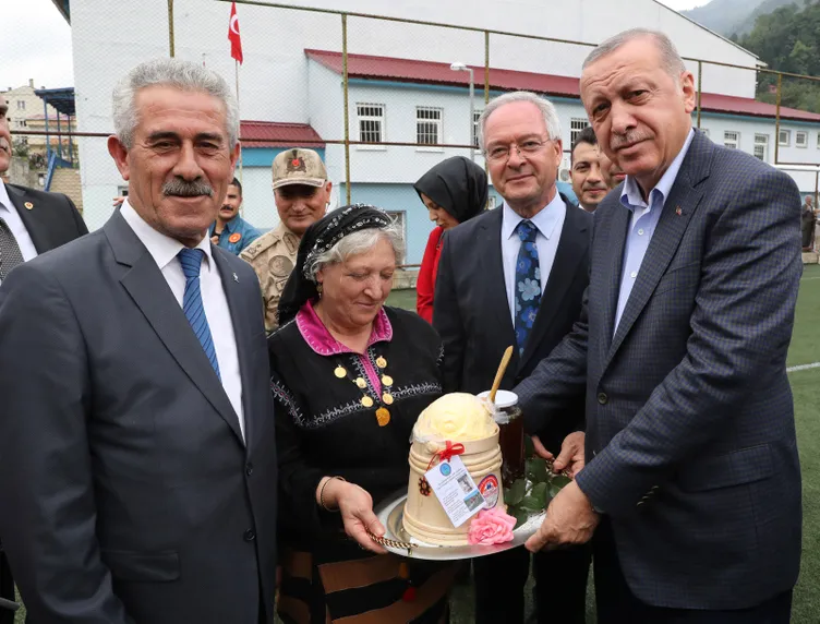 Başkan Erdoğan'a Rize ve Trabzon'da vatandaşlardan yoğun ilgi
