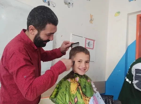 berber-ramazan-9-yildir-cocuklari-sevindiriyor-tiras-kirtasiye-ve-kitap-yardimi-yapiyor-1758269183409.jpg