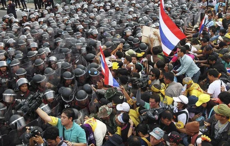 Tayland’da on binlerce protestocuya karşılık 15 bin polis