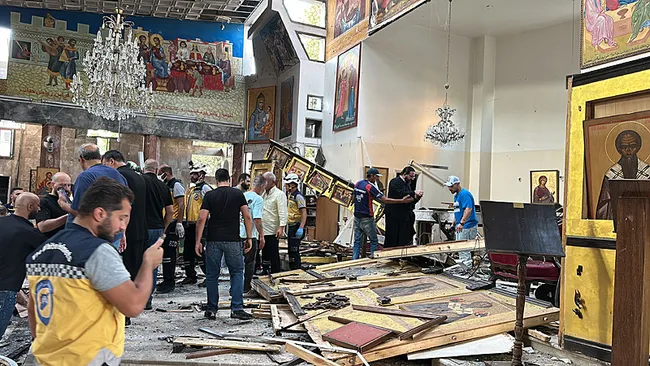 samda-kilisede-patlama-cok-sayida-kisi-hayatini-kaybetti-1750616070299.jpeg