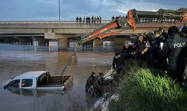 Aracıyla dereden geçerken akıntıya kapılan sürücü can verdi