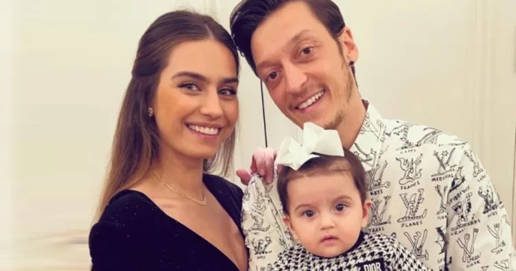 Mesut Özil’in eşi Amine Gülşe ve kızının park keyfi!