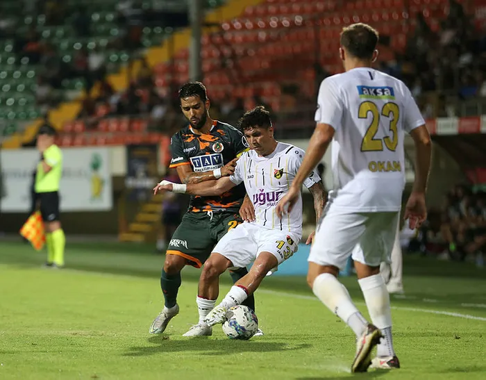 istanbulspor-3-puanla-tanisti-alanyaspor-evinde-kayip-1661636897493.jpg