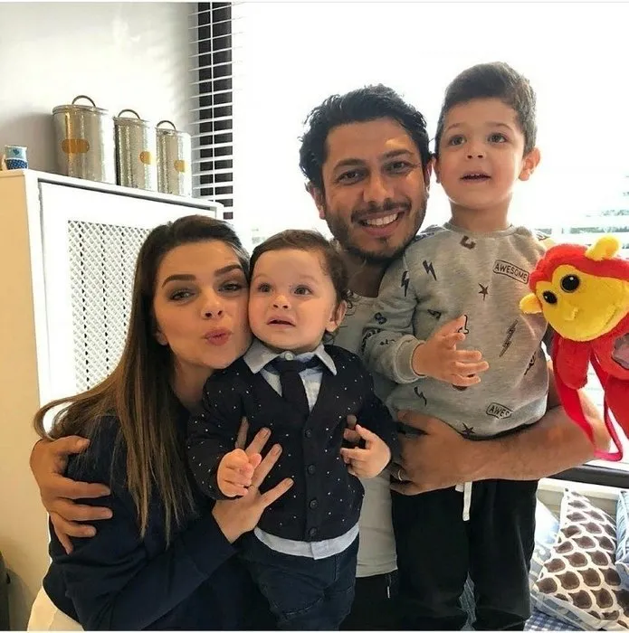Kerem Alışık oğlu Sadri Alışık ile aynı dizideymiş...Ünlü oyuncu Kerem Alışık'ın oğlu Sadri Alışık dedesinin kopyası!