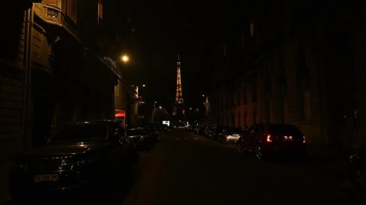 Paris’te elektrik kesinti! 170 binden fazla ev karanlığa gömüldü, metrolar durdu Paris’te elektrik kesinti! 170 binden fazla ev karanlığa gömüldü, metrolar durdu