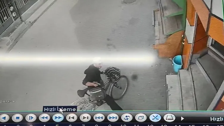 Sokak ortasında bisikletlinin silahlı saldırısına uğradı; o anlar kamerada