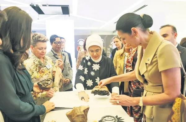 anadolunun-kapilari-emine-erdogan-new-yorkta-berekete-acilir-1758655657000.jpeg