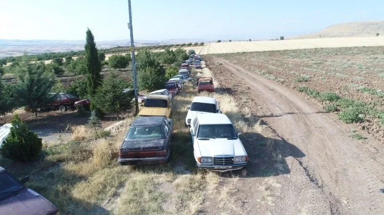 Elazığlının bahçesindeki 50 otomobil herkesi şaşırtıyor!