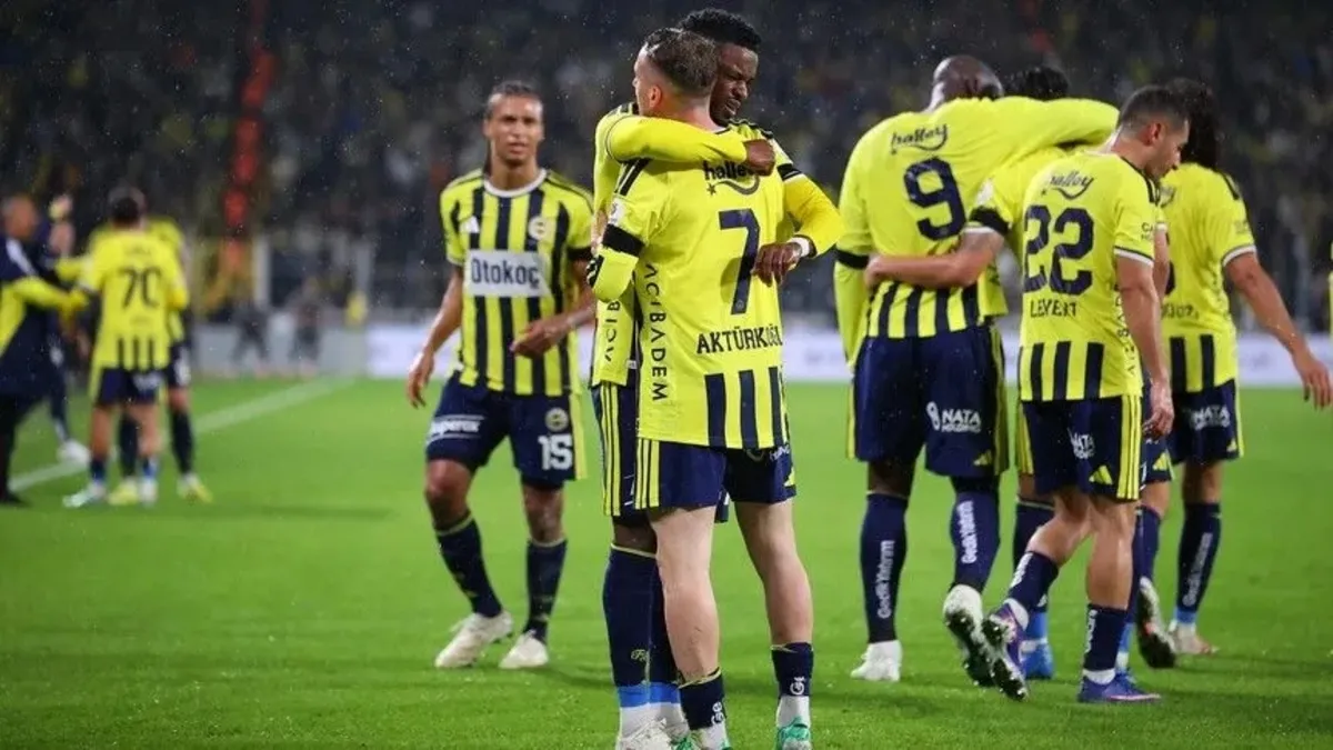 FENERBAHÇE SLAVIA PRAG CANLI | Fenerbahçe, Şampiyonlar Ligi'nde Slavia Prag'ı ağırlıyor! İşte İsmail Kartal'ın 11'i... haber görseli