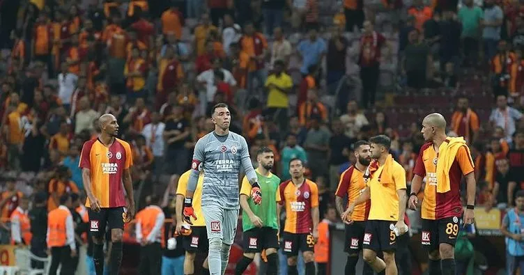 Galatasaray’da şok sakatlık! Muslera maça devam edemedi...