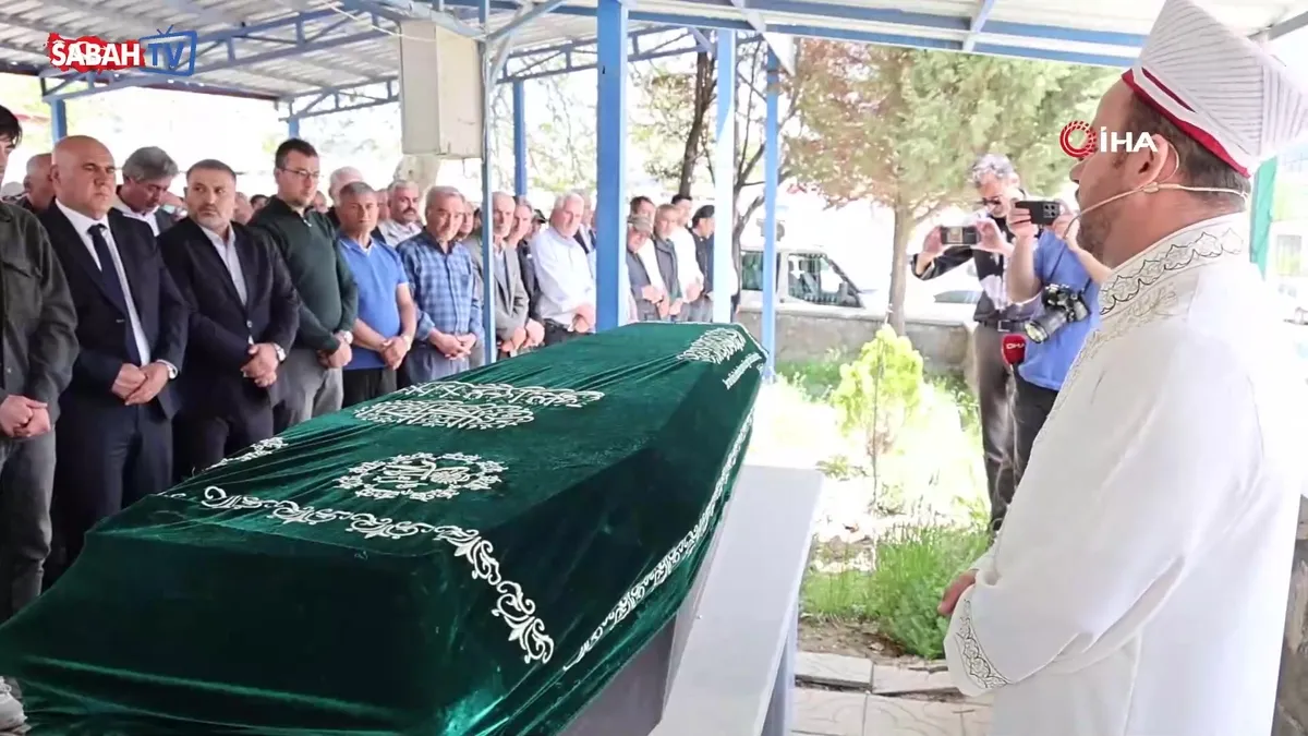 Cinayete kurban giden Kübra Yapıcı son yolculuğuna uğurlandı | Video videosunu izle Cinayete kurban giden Kübra Yapıcı son yolculuğuna uğurlandı | Video videosunu izle