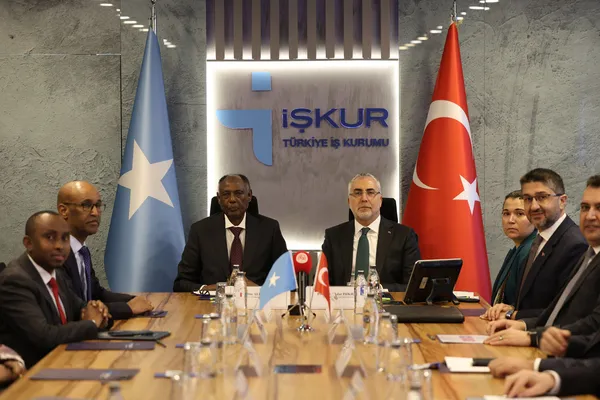 turkiye-somali-is-birligi-gucleniyor-bakan-isikhan-2026-2027-eylem-planini-imzaladi-1768376508635.jpg