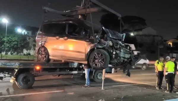 zeytinburnunda-feci-kaza-makas-atarak-ilerleyip-minibuse-carpti-yaralilar-var-1780745419630.jpg