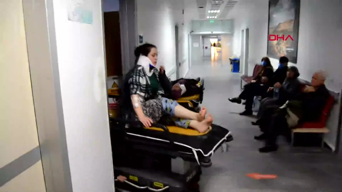 Aksaray’da tarım işçilerini taşıyan minibüs, bahçe duvara çarptı: 14 yaralı | Video videosunu izle Aksaray’da tarım işçilerini taşıyan minibüs, bahçe duvara çarptı: 14 yaralı | Video videosunu izle