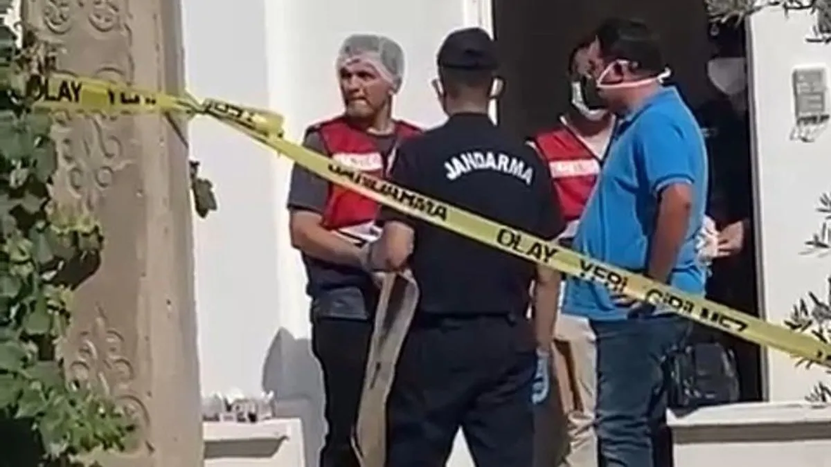 Matematik öğretmeni, yazlık sitede bıçakla öldürülmüş halde bulundu; erkek arkadaşı aranıyor