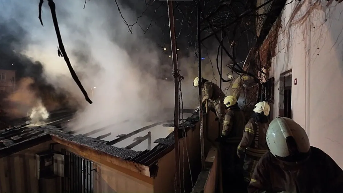 Ümraniye’de gecekondu yangında küle döndü Ümraniye’de gecekondu yangında küle döndü