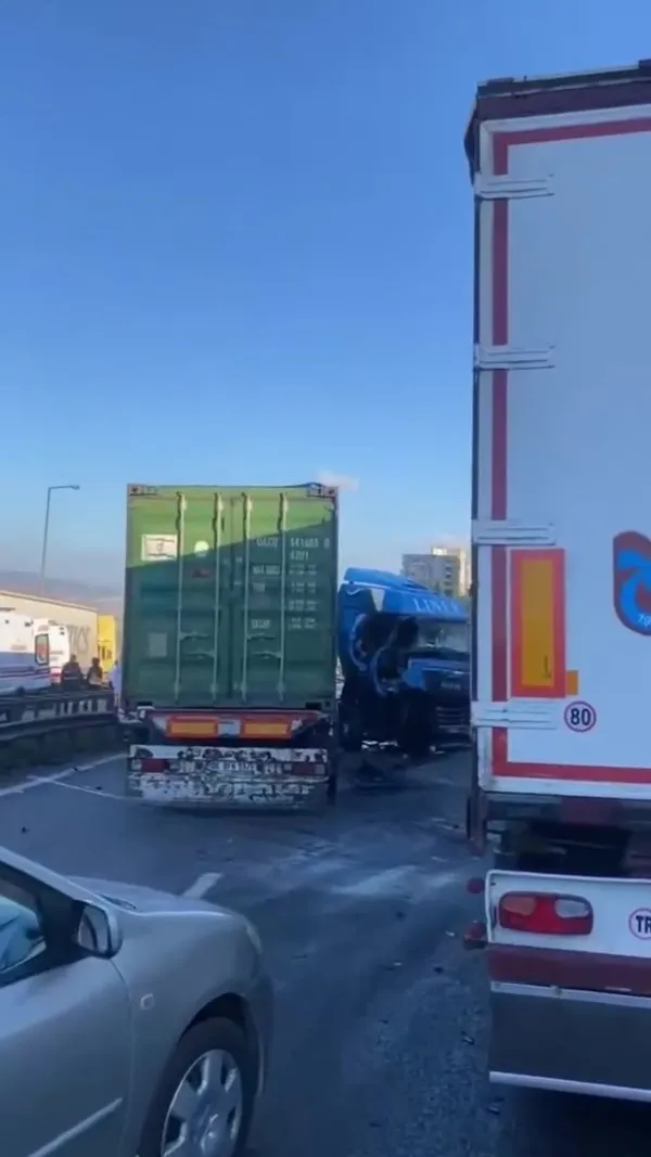 tem-kilitlendi-bir-tarafta-yangin-diger-tarafta-kaza-1731073043858.jpg